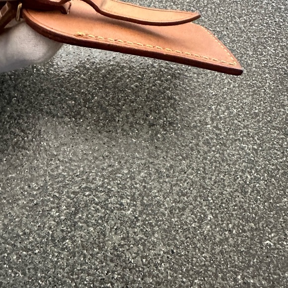 LOUIS VUITTON
Vachetta Luggage Tag : Poignet Set - Picture 11 of 15